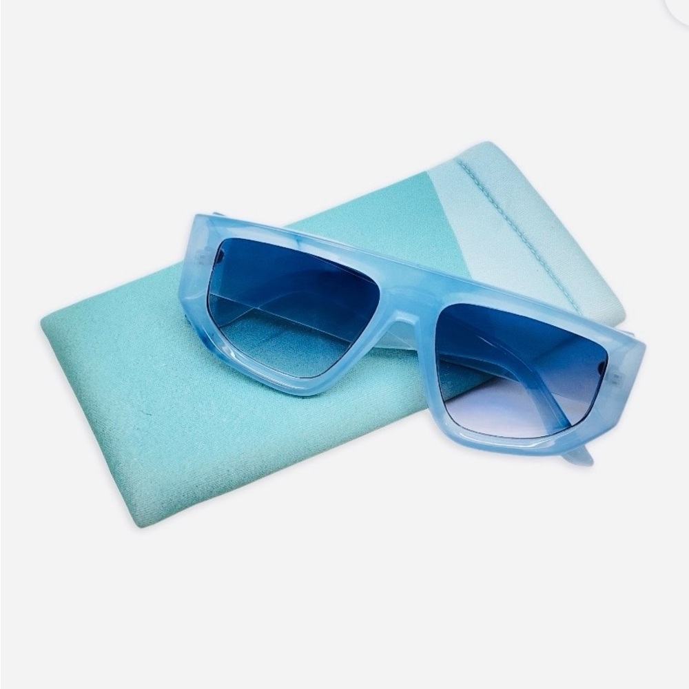 No Boundries Women’s Zone Out Blue Watercolor Sunglass With Green Neoprene Pouch
